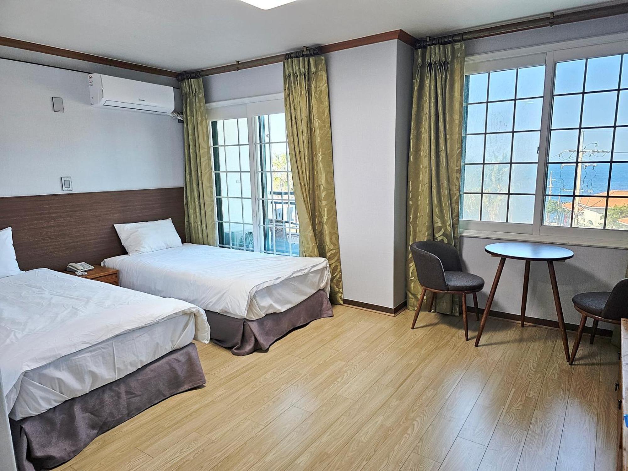 Sea Cliff Hotel Jeju Exteriör bild